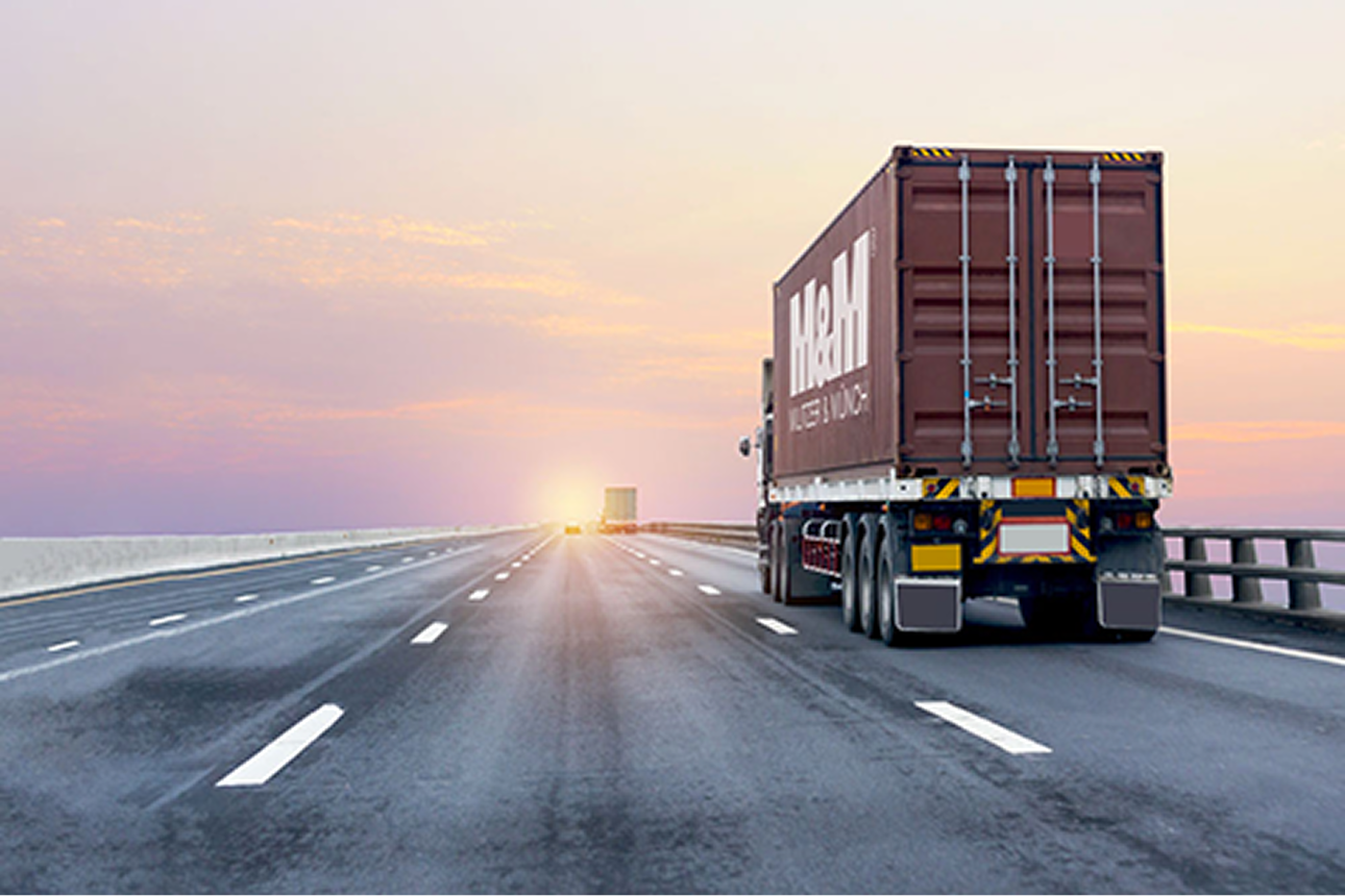Camion M&M sur autoroute au coucher du soleil