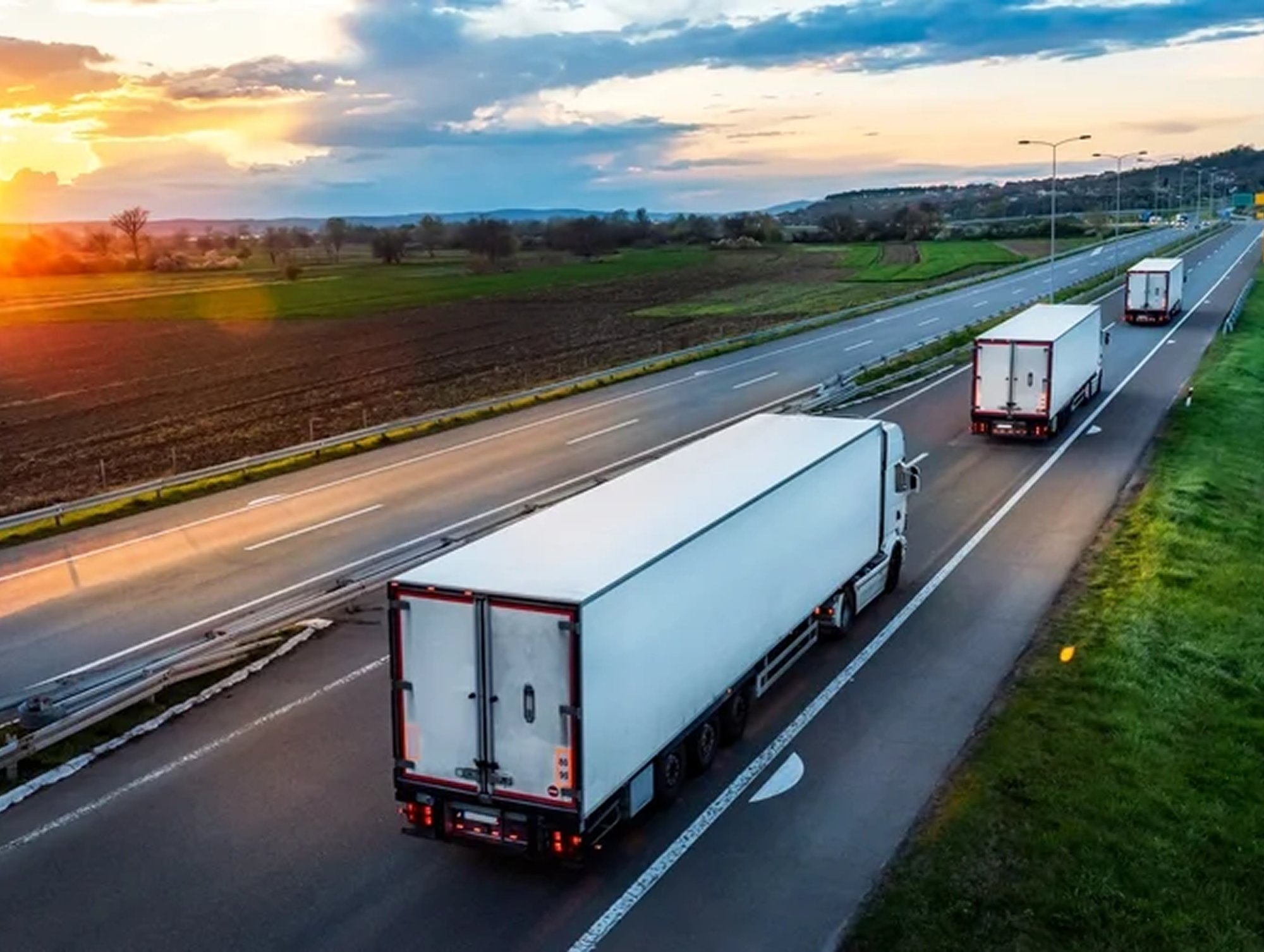 Camions sur autoroute vers le Maroc